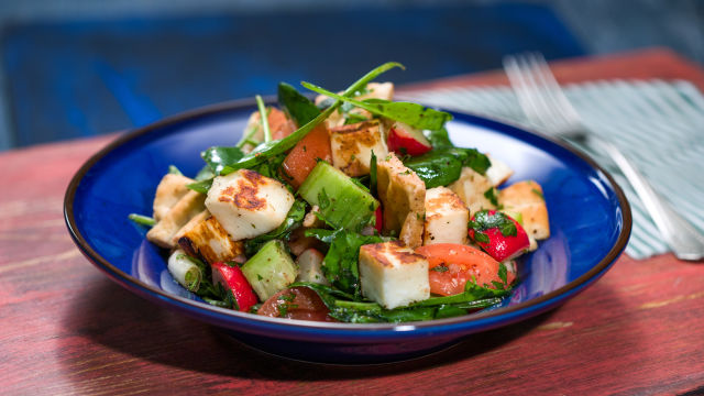 Halloumi fatuš salata s rotkvicama i špinatom