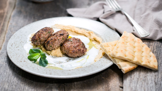 Mesne okruglice s humusom i jogurtom