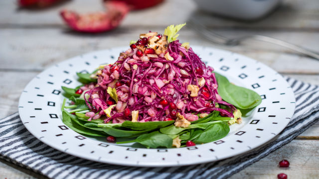 Salata od špinata, ječma i nara