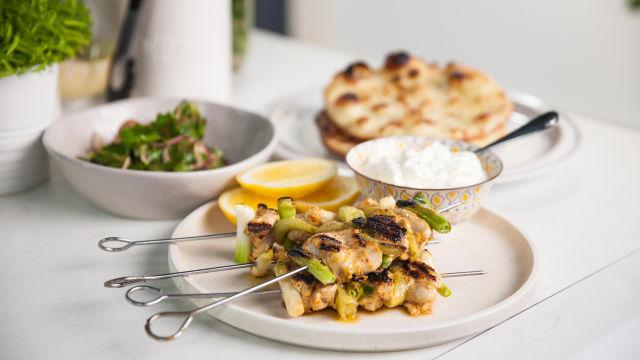 Pileća shawarma sa somunom I ukiseljenim lukom