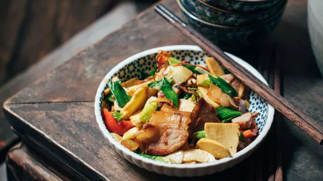 Prženi bambuovi izdanci i sušena šunka