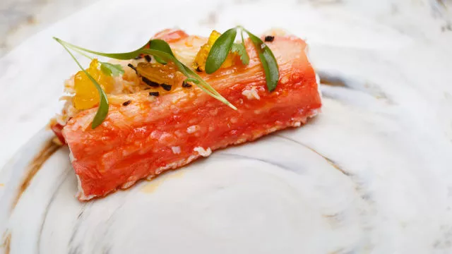 Kraljevski rak s crvenim maslacem i usoljenim žumanjcima