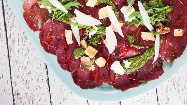Bresaola i perzijska feta s pestom od rukole