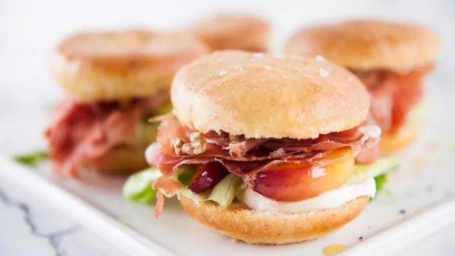 Focaccine (mini focaccia kruh) s pršutom i dimljenom mozzarellom