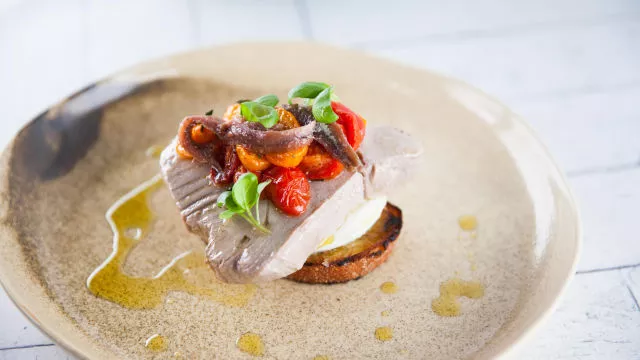 Poširana tuna u ekstra djevičanskom maslinovom ulju s bosiljkom i pečena salata Caprese