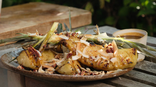 Zapečeni ananas na roštilju sa slanom rum karamelom