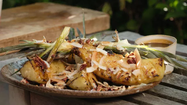 Zapečeni ananas na roštilju sa slanom rum karamelom