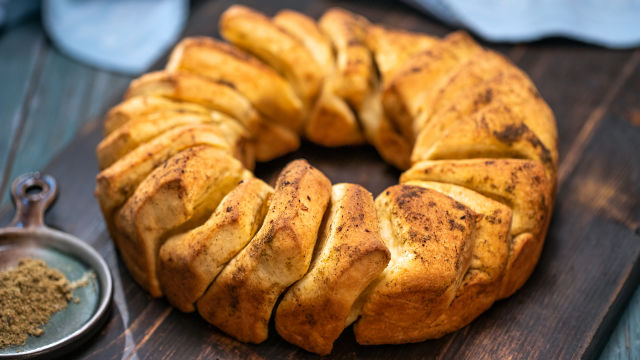 Okrugla štruca sa smeđim maslacem i aromatičnom soli