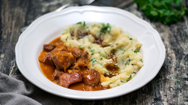 Vinski gulaš od svinjetine i pire od korjenastog povrća