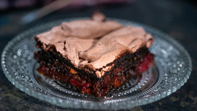 Browniji s višnjama i glazurom od snijega