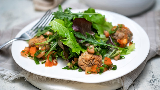 Salata s popečcima od graha i salsom od rajčice