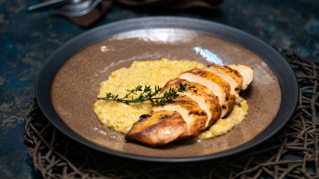 Pileća prsa na naglo s kremastim kukuruzom