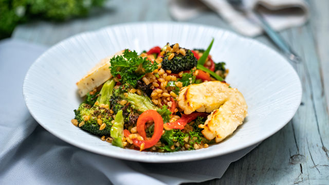 Šarena salata od pira, brokule i paprika s halloumijem