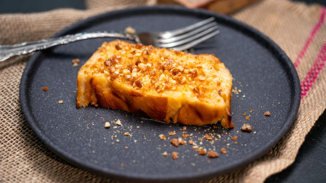 Kolač s nevidljivim jabukama i karameliziranim orasima