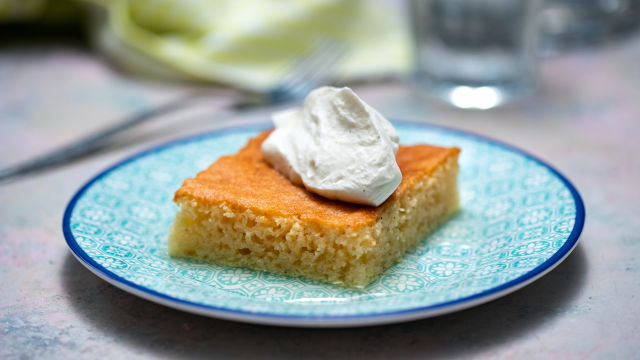 Biskvit natopljen sirupom od bazge