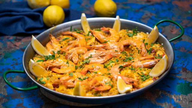 Paella s piletinom i kozicama