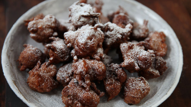 Slatke pakore od mrkve s umakom od kremastog sira