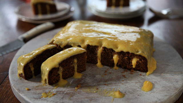 Rupičasta torta od kave i naranče