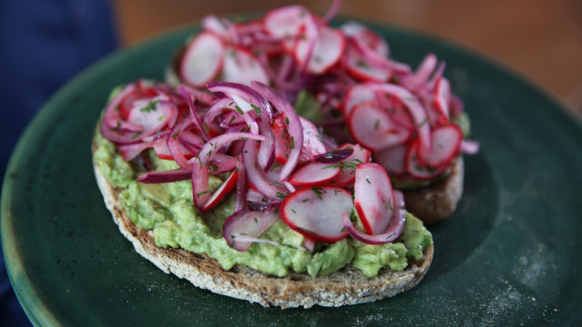 Tost s avokadom  cevicheom od rotkvica