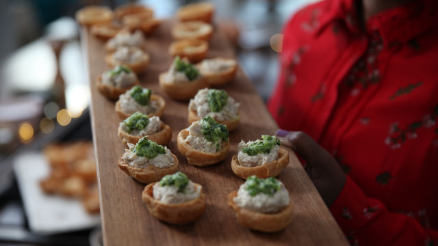 Košarice s paštetom od dimljene skuše i zelenim chutneyjem od ananasa