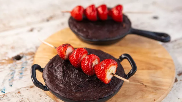 Čokoladni brownieji i jagode na žaru