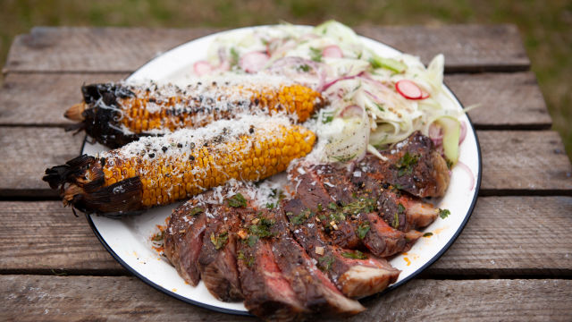 Savršen odrezak na žaru sa salatom od komorača i kukuruzom u maslacu i parmezanu