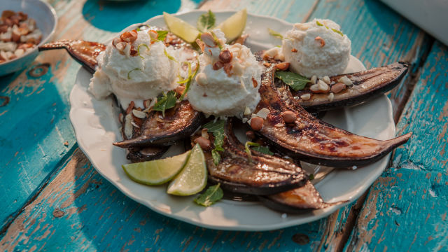 Banana-split od karameliziranih banana i osvježavajuće kreme od kokosa