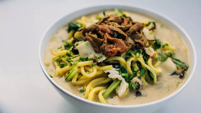 Juha luxe lo mein s petrovim uhom i ježincem