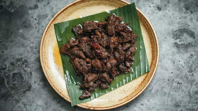 Junetina u umaku za polizati prste