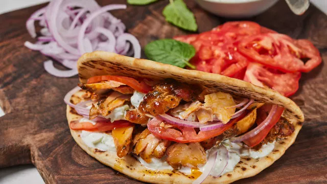Souvlaki od aromatične piletine na ražnju s pita-pogačicama i umakom tzatziki