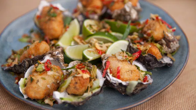 Pikantne pržene kamenice s kiselim krastavcem s otoka Bruny