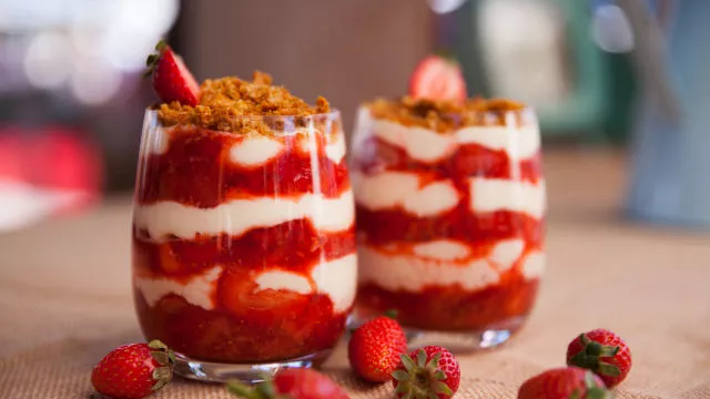 Pire od jagoda s kremom od bazge