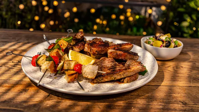 Janjeći kotleti i ražnjići s cherry rajčicama