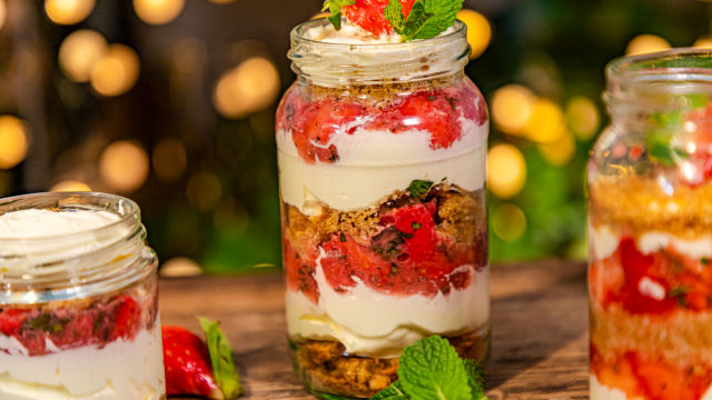 Staklenke s jagodama, keksima i cheesecakeom