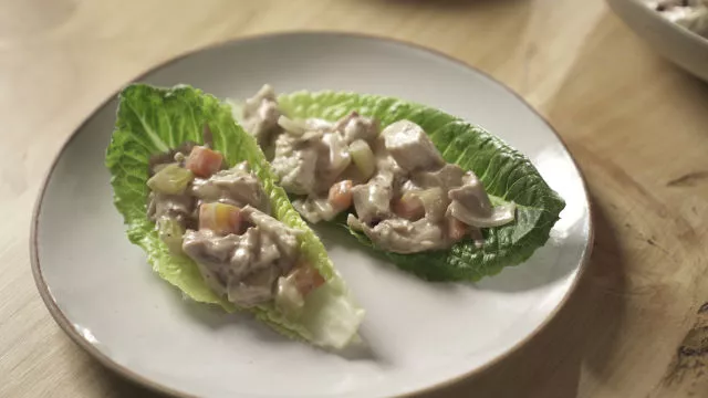 Salata od poširane piletine s umakom mousquetaire