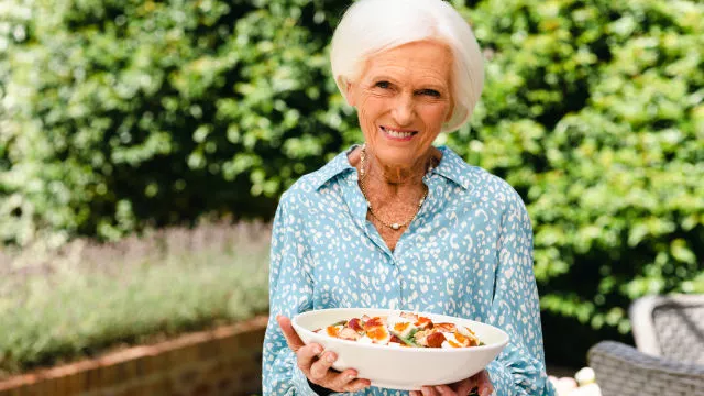 Salata od vruće dimljenog lososa, riže i šparoga