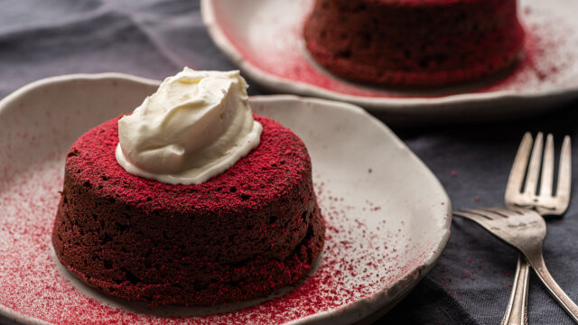 Čokoladni kolači bez brašna sa šlagom i malinama