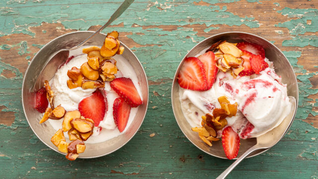 Sladoled s jagodama i ušećerenim bademima