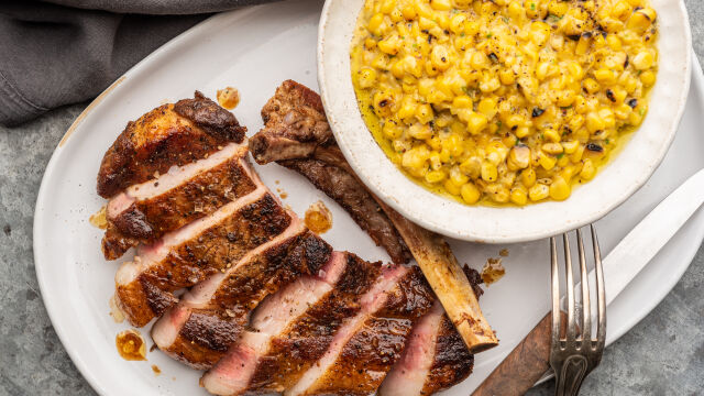 Pikantni svinjski kotleti s kukuruznom kašom