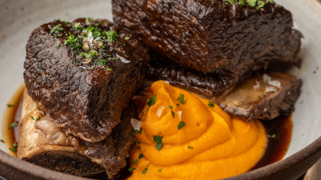 Rebarca kuhana u vinu s pireom od mrkve