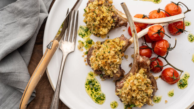 Janjetina s koricom od bilja i pečenim Cherry rajčicama