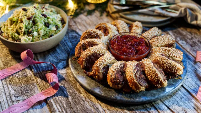 Blagdanski vijenac od šunke i sira sa salatom od klica i brusnica