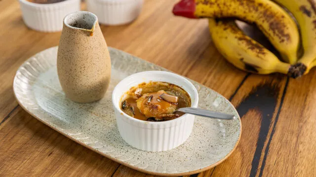 Puding od bijele čokolade i banana sa slanim karamel umakom