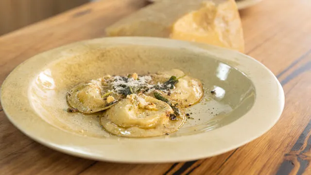 Tekući ravioli od parmezana reggiano i crnog tartufa