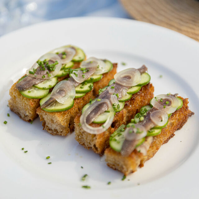 Otvoreni sendvič s krastavcem i inćunima