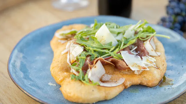 Pizzette s kruškom, pršutom i rukolom