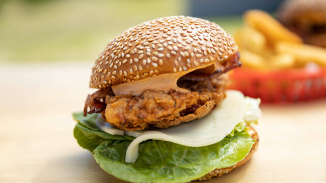 Zapadnjački burger od pržene piletine