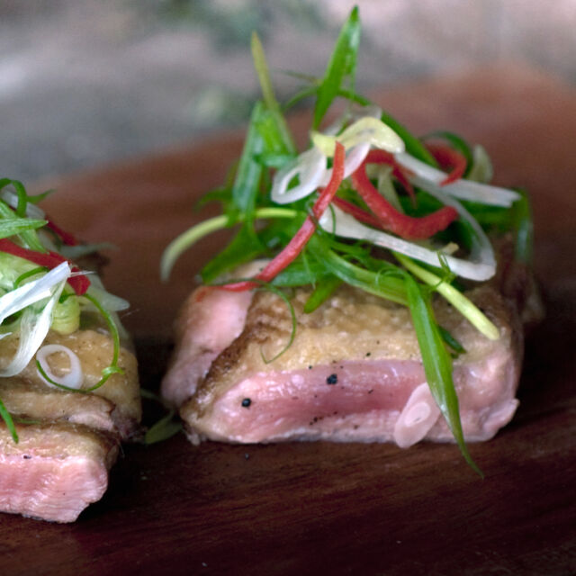 Dimljena patka sa zelenim čajem (vit hom khoi)