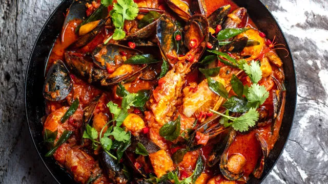 Curry od plodova mora s čilijem peri-peri