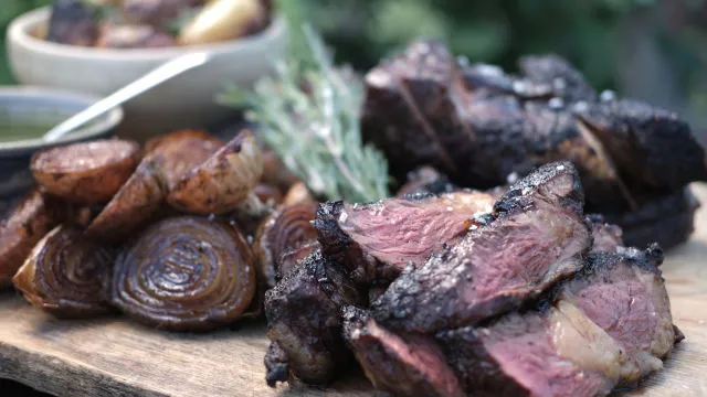 Juneća rebarca s glazurom od meda i piva i zelenim umakom